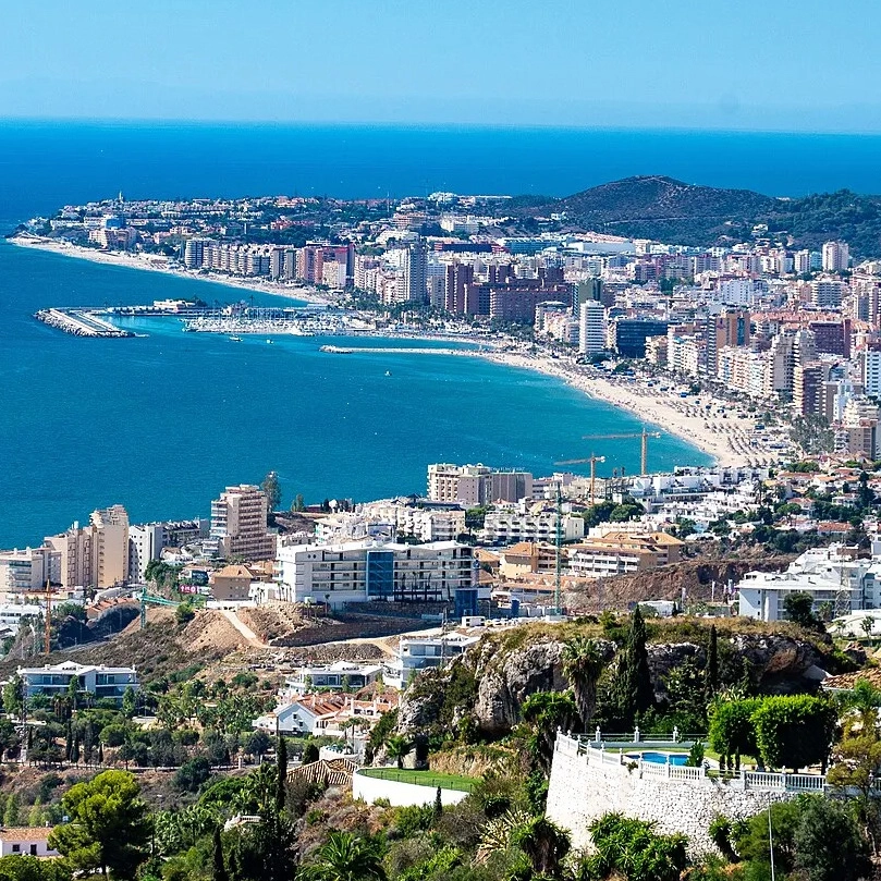 La impresionante costa de Fuengirola y Mijas Costa, mostrando las hermosas playas y la vibrante comunidad a solo unos minutos.