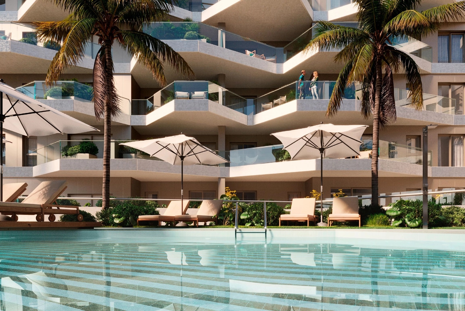 La zona principal de la piscina exterior es un espacio acogedor para relajarse, nadar y socializar bajo el sol del Mediterráneo.