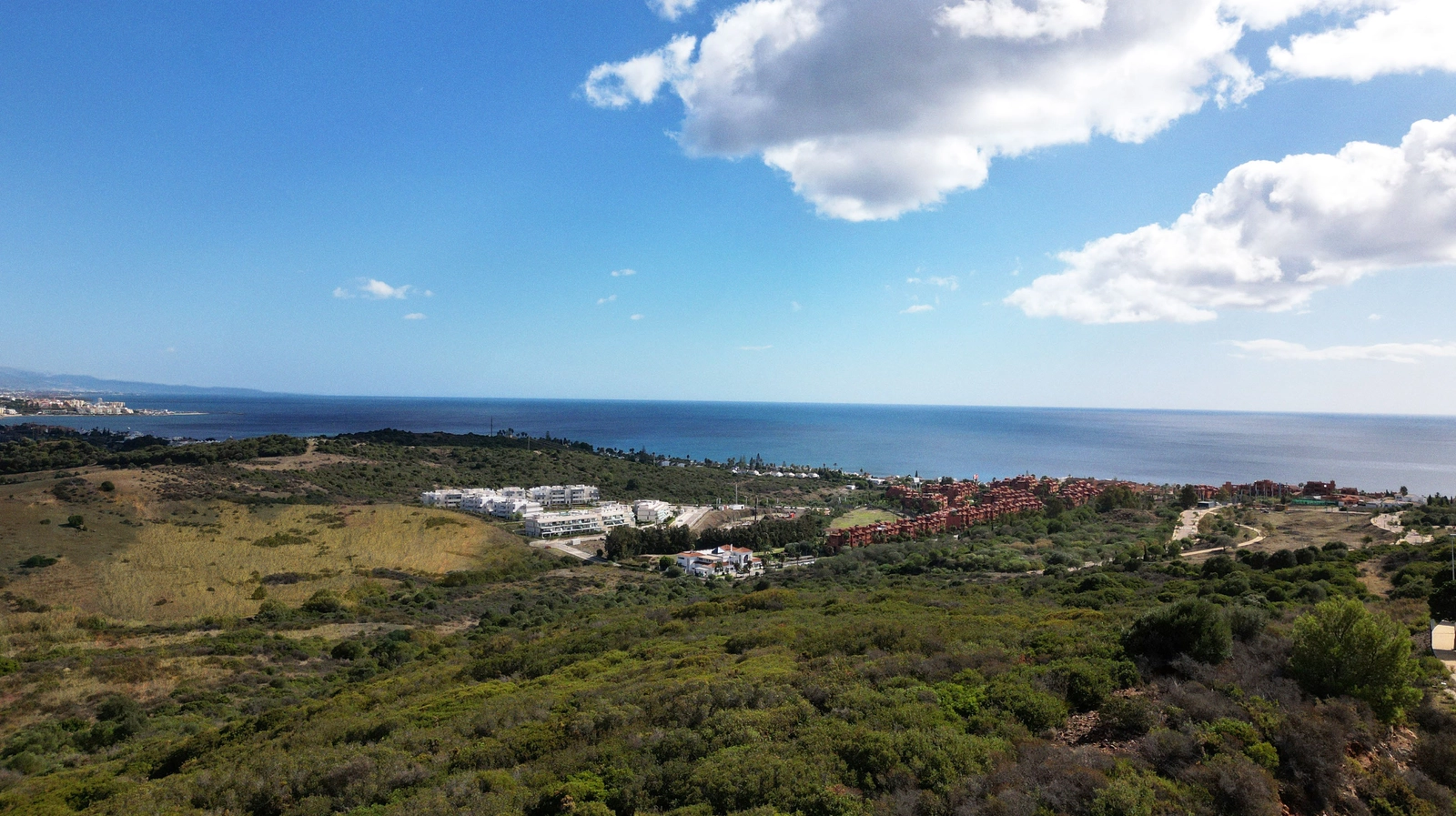 Una posición elevada que ofrece vistas impresionantes de la costa de Casares.