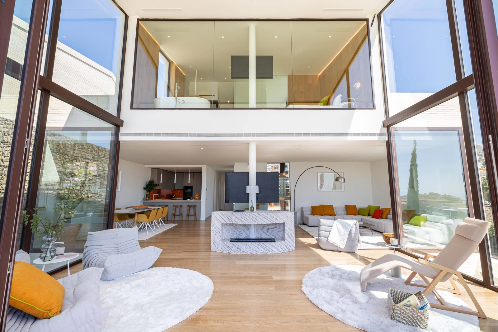 Una vista al salón de doble altura, donde la arquitectura y la naturaleza se sienten conectadas.