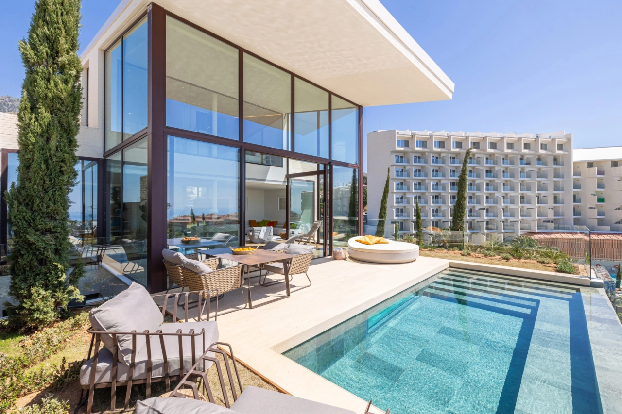 Una impresionante piscina privada y terraza, diseñada para disfrutar del maravilloso clima del sur de España.