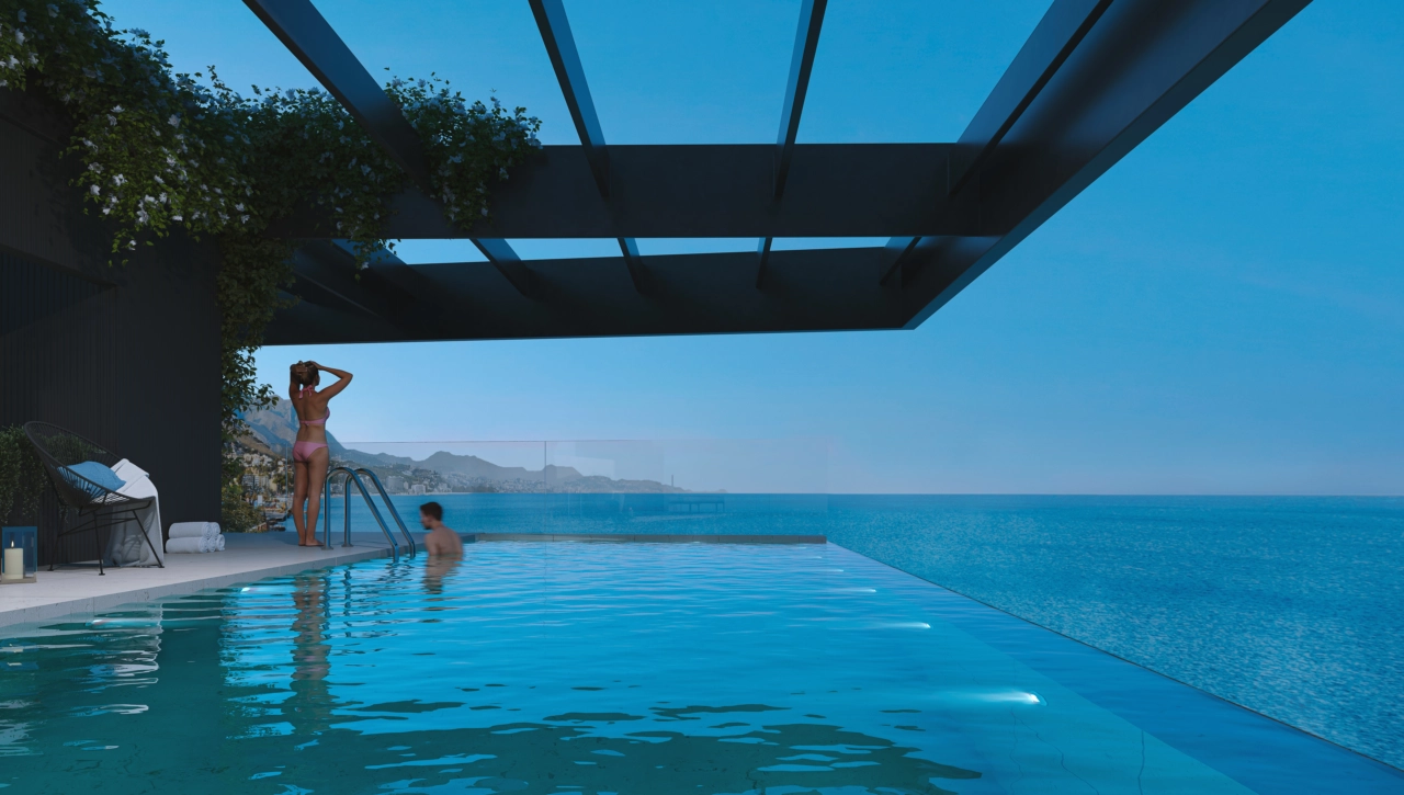 La piscina infinita en la azotea se fusiona a la perfección con el horizonte mediterráneo.