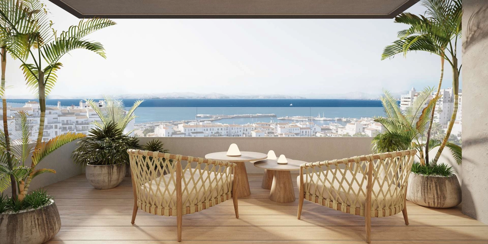 La amplia terraza ofrece un entorno perfecto para el café de la mañana con vistas al puerto de Estepona.