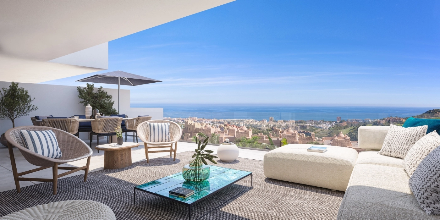 Disfrute de espectaculares vistas al mar Mediterráneo desde su espaciosa terraza privada.