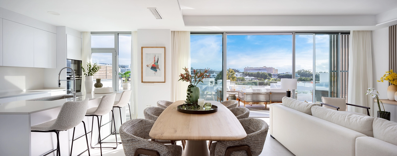 Amplias y luminosas zonas de estar diseñadas para el confort se conectan a la perfección con el exterior.