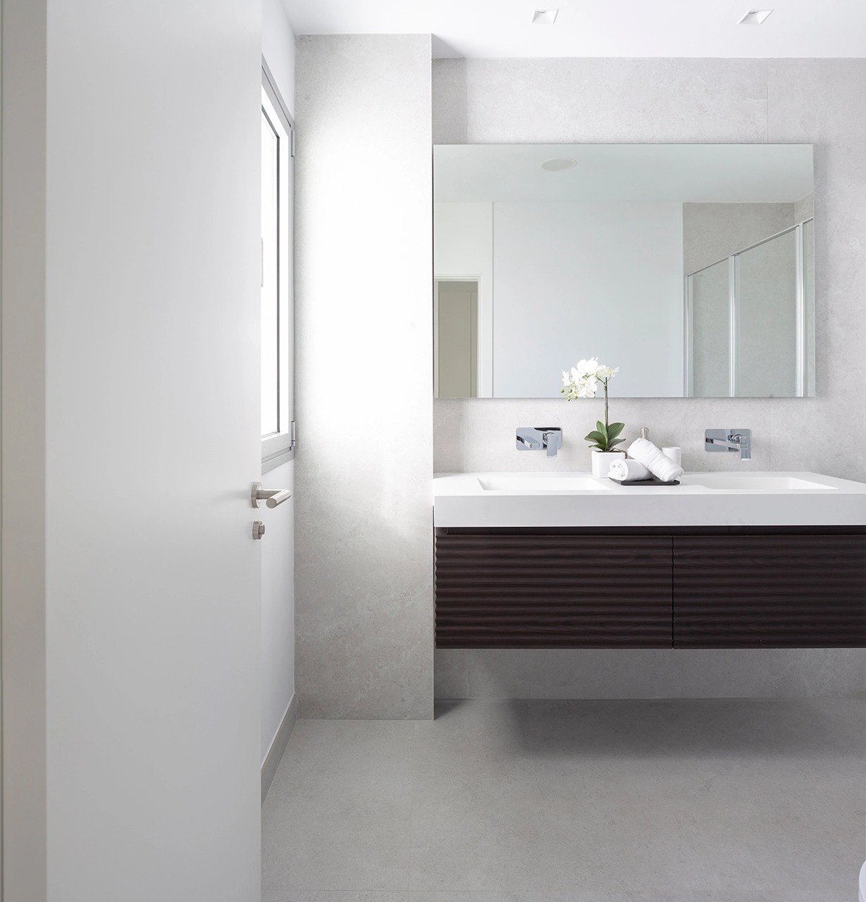 Elegantes y modernos cuartos de baño equipados con accesorios de primera calidad para una experiencia tipo spa.