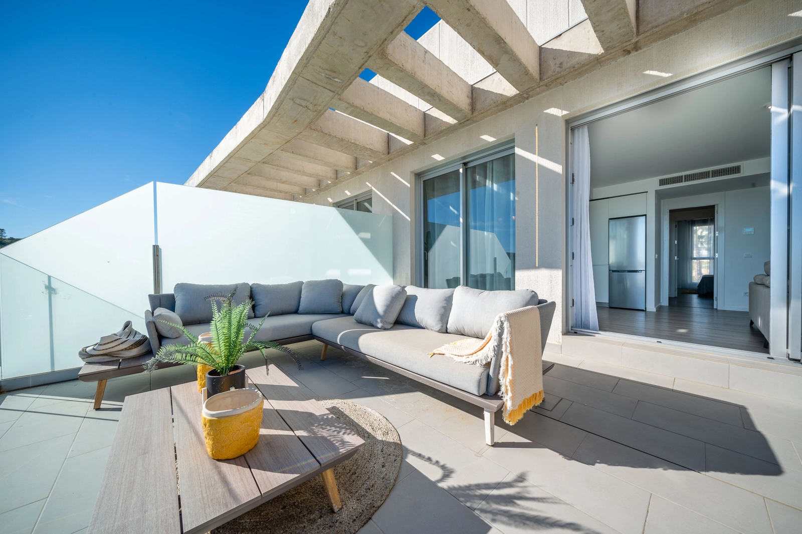 Una generosa terraza privada, perfecta para relajarse, cenar y disfrutar del maravilloso clima del sur de España.