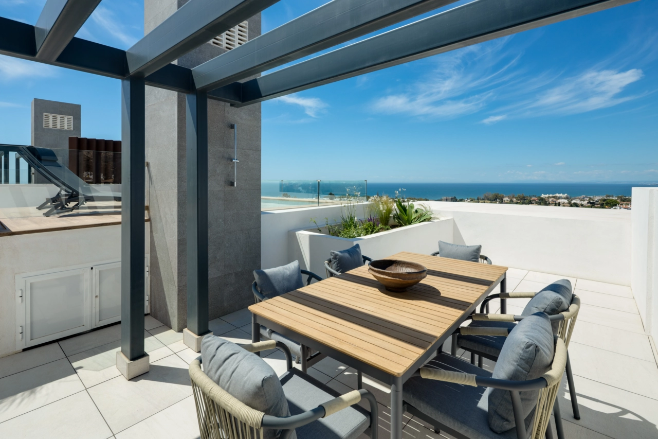 Cene al aire libre en la amplia terraza de la azotea, con vistas panorámicas al mar sobre la Costa del Sol.