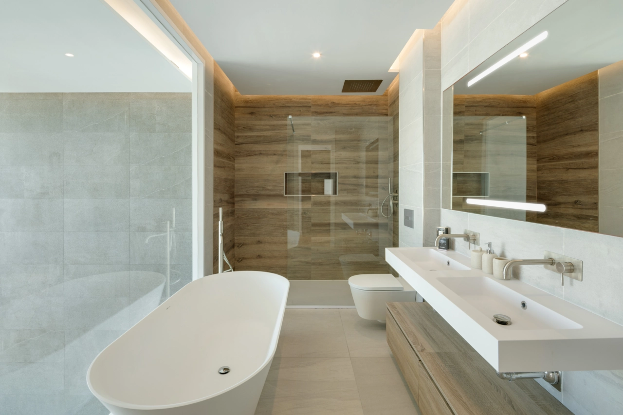 Un lujoso baño principal con bañera exenta y acabados de primera calidad para una experiencia de spa.