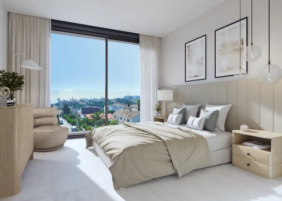 El dormitorio principal, un tranquilo refugio con grandes ventanales que enmarcan hermosas vistas.