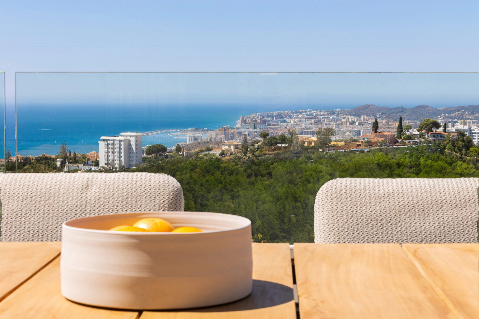 Disfrute del desayuno en su terraza privada con vistas ininterrumpidas al mar Mediterráneo y al paisaje circundante.