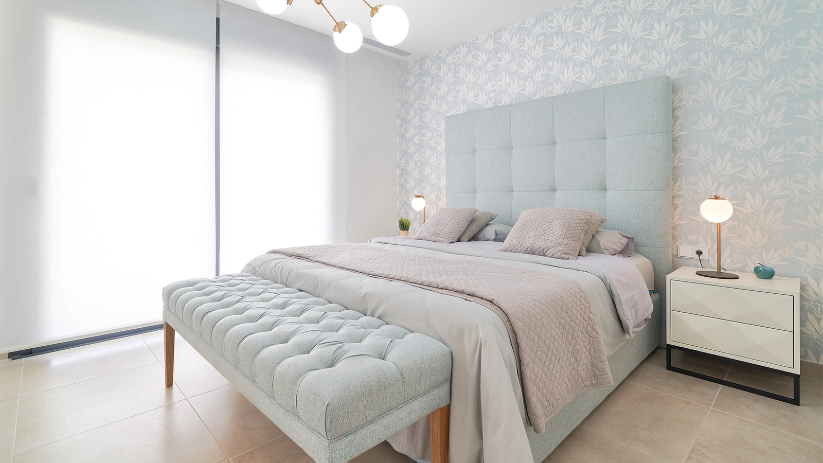 Den elegante hovedsuiten, et rolig og komfortabelt rom designet for hvile og avslapning.