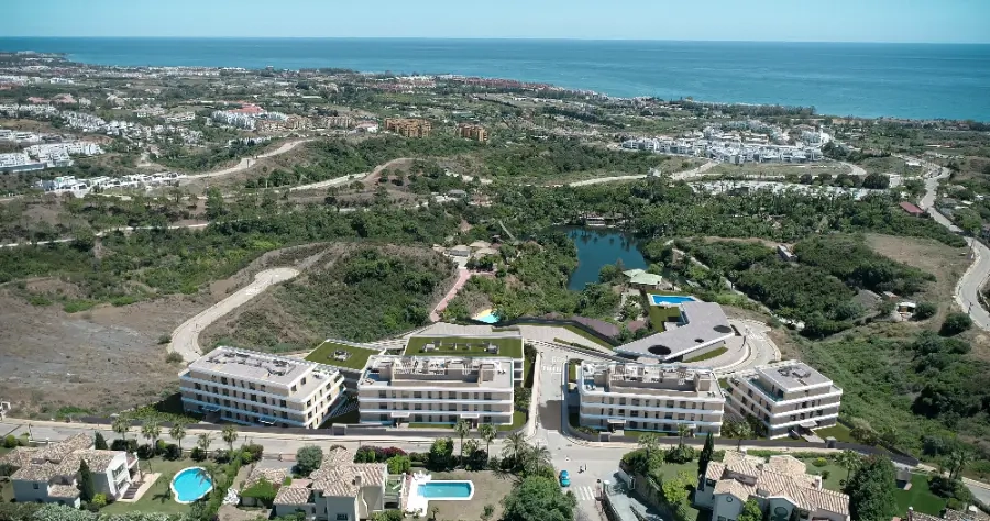 Et fugleperspektiv av prosjektet, perfekt plassert for å tilby fantastisk utsikt over Middelhavet fra åssidene i Estepona.