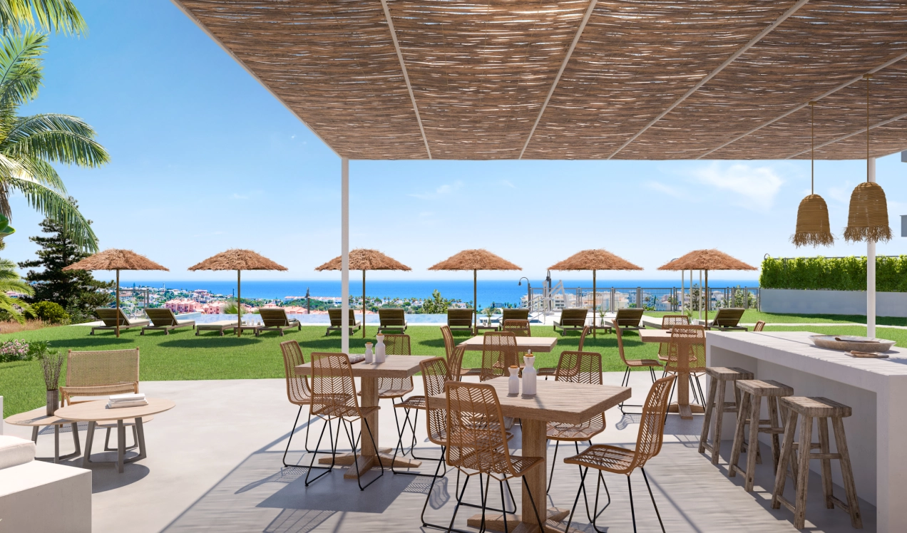 Det innbydende felles svømmebassenget og solterrassen, et perfekt sted å slappe av med utsikt over kysten.