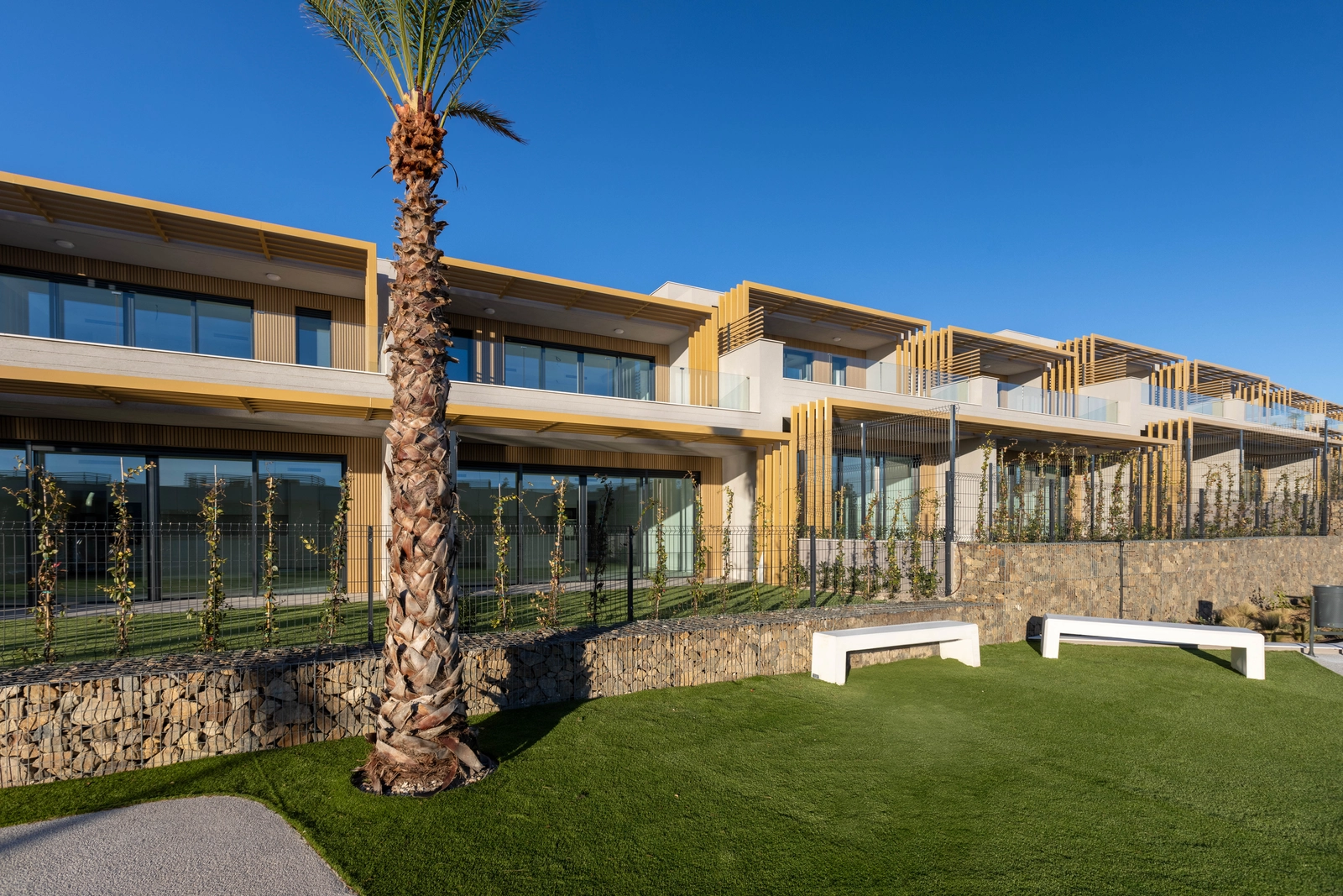 Velholdte hager og grøntområder skaper en rolig atmosfære i hele fellesskapet.