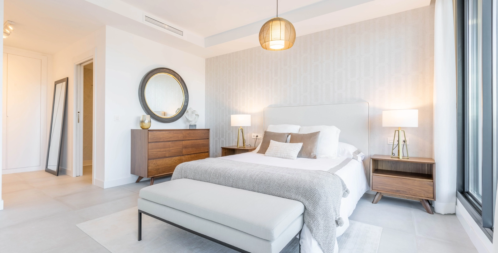 Hovedsoverommet er et fredelig tilfluktssted, designet med eleganse og komfort i tankene.