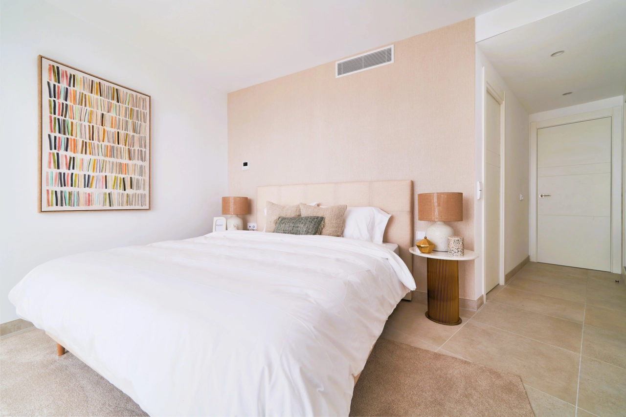 Hovedsoverommet er et fredelig tilfluktssted, som tilbyr en rolig atmosfære og rikelig med naturlig lys.