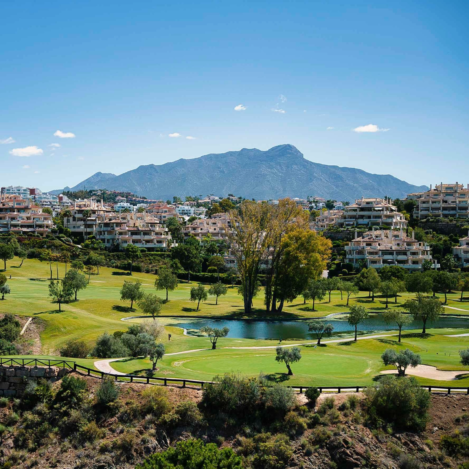 Omgitt av golfbaner i verdensklasse, en perfekt beliggenhet for golfentusiaster på Costa del Sol.