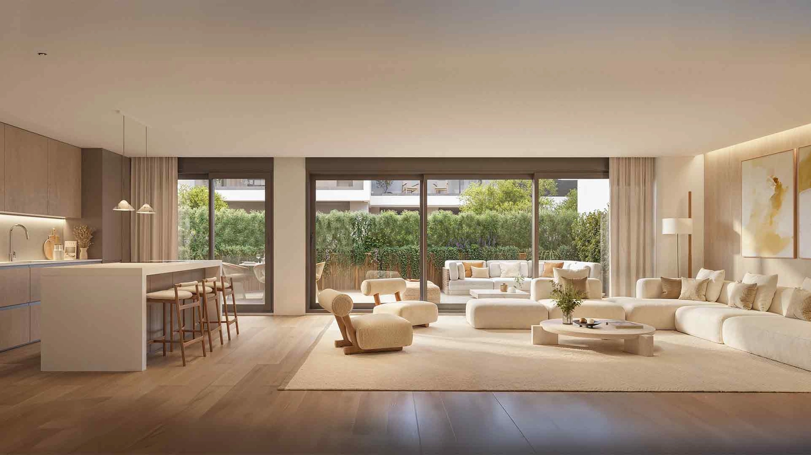 Romslige og lyse, åpne oppholdsrom designet for komfort, med sømløs tilknytning til utendørs terrasser.