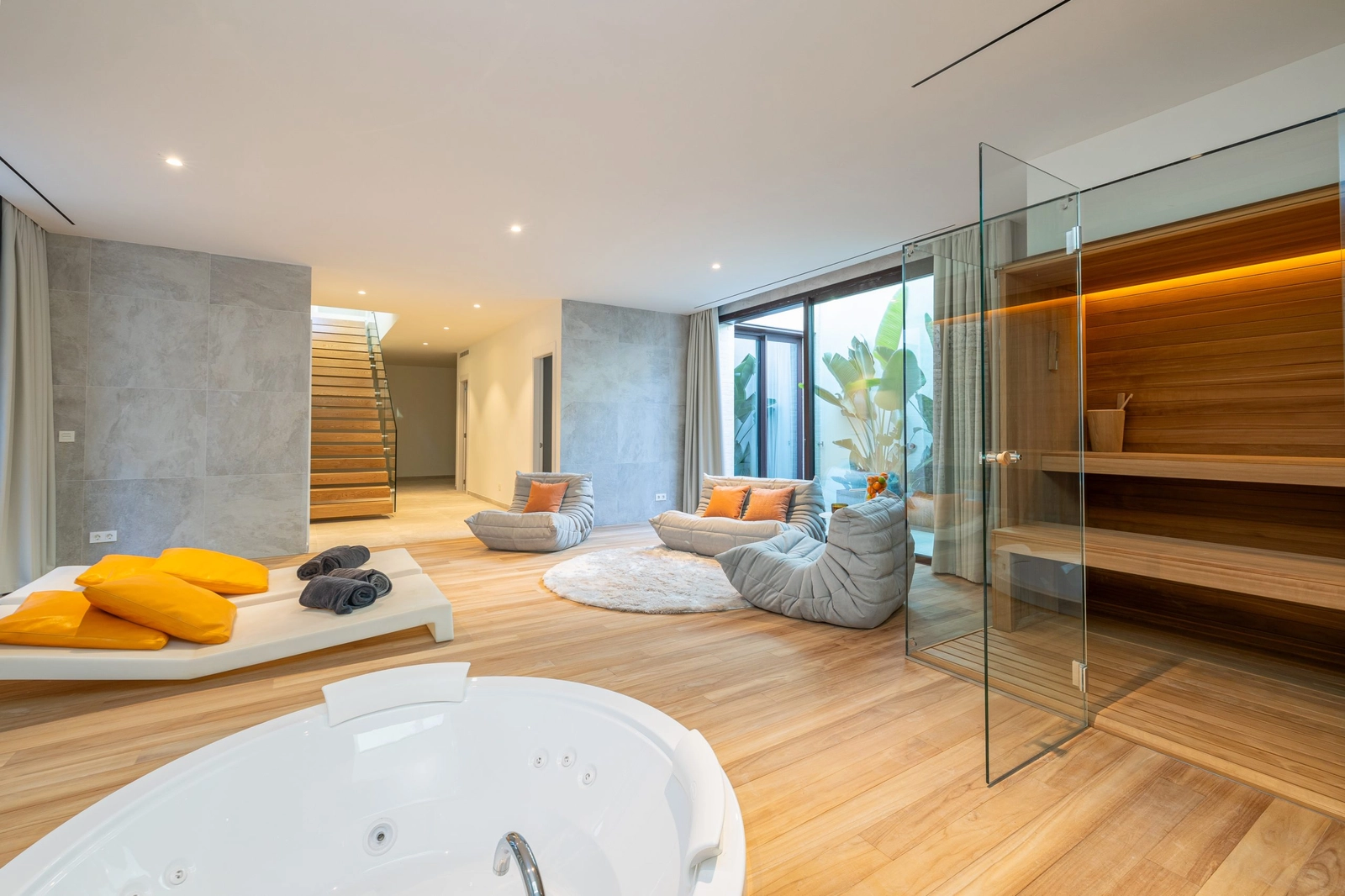 Hver villa har et privat spa med boblebad og badstue for optimal avslapning.