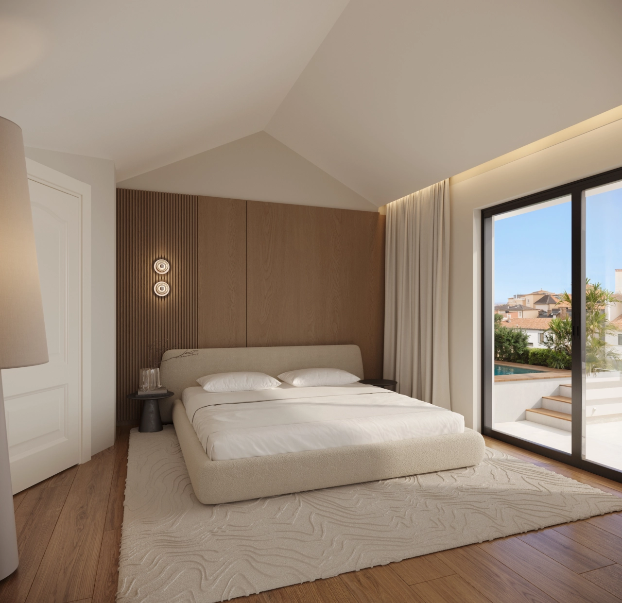 Det lyse soverommet i toppleiligheten åpner ut mot en solrik terrasse med et privat lite basseng.