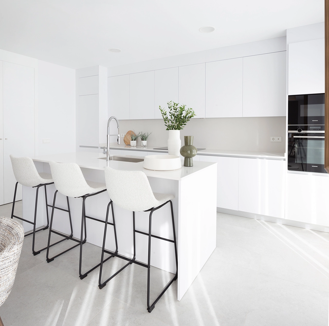 Et moderne, åpent kjøkken med hvitevarer og overflater av høy kvalitet, perfekt for underholdning.