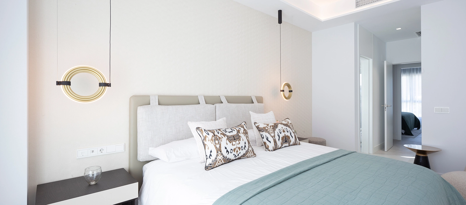 Elegante soverom tilbyr et fredelig tilfluktssted med rolig design og materialer av høy kvalitet.