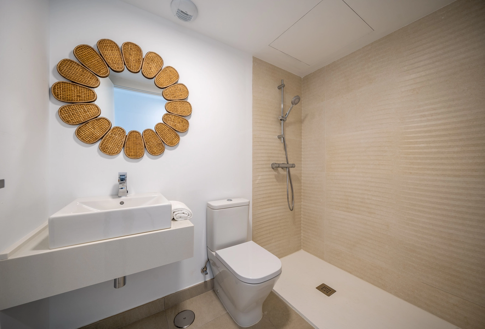 Et moderne bad med armaturer av høy kvalitet og et rent, minimalistisk design for ultimate avslapning.