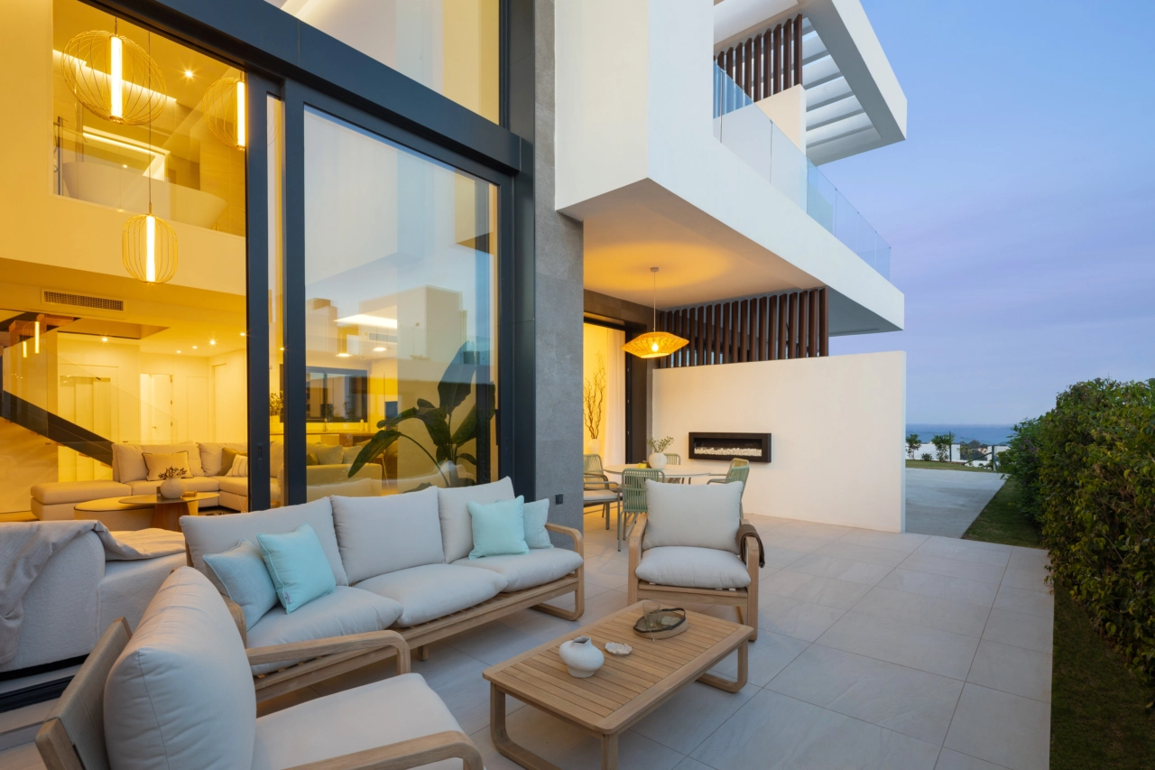 Tilbring en avslappende kveld på den private terrassen, komplett med en moderne bioetanolpeis.