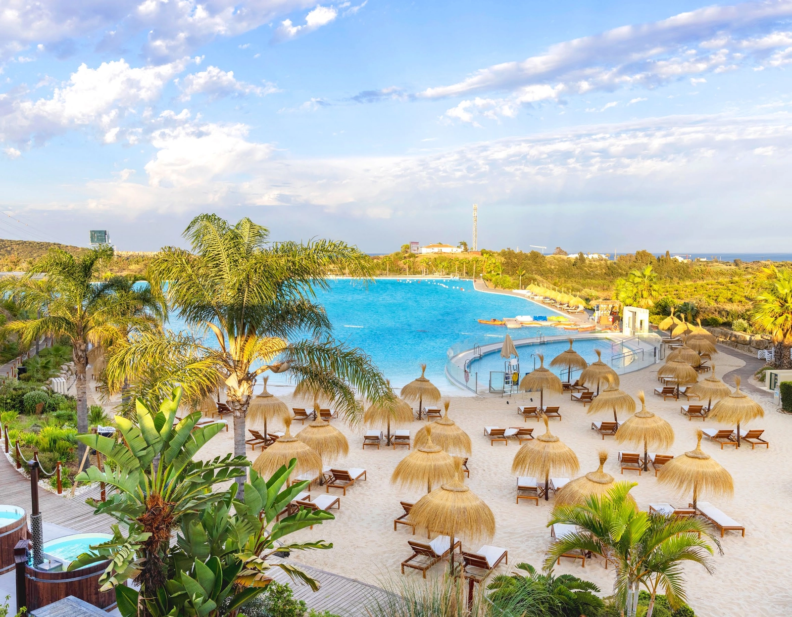 Slapp av på sandstrendene ved den eksklusive krystallagunen, en unik fasilitet på Costa del Sol.