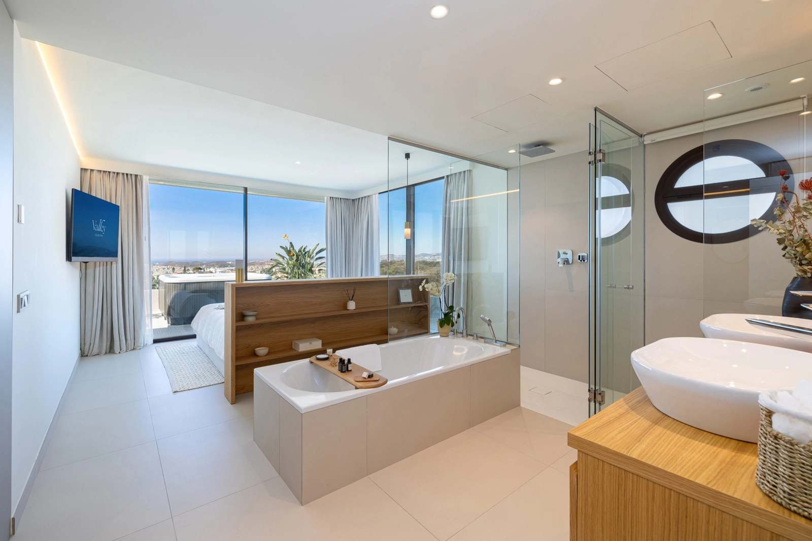 Elegante en-suite bad har et frittstående badekar og eksklusive armaturer for en spa-lignende opplevelse hjemme.